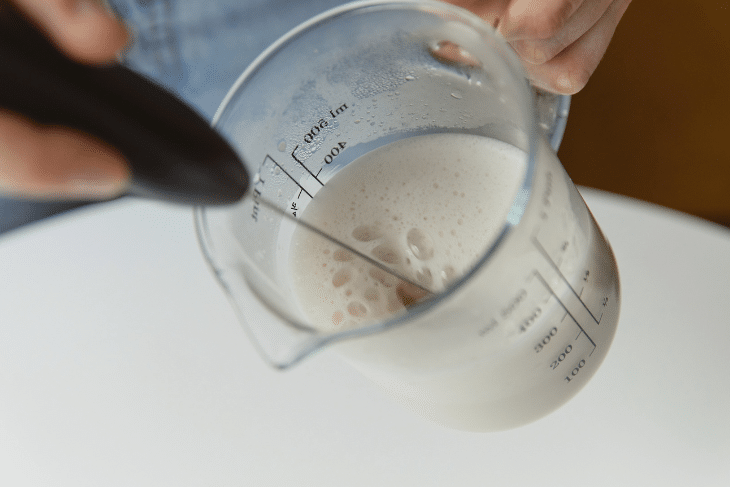 how to froth milk with a hand whisk